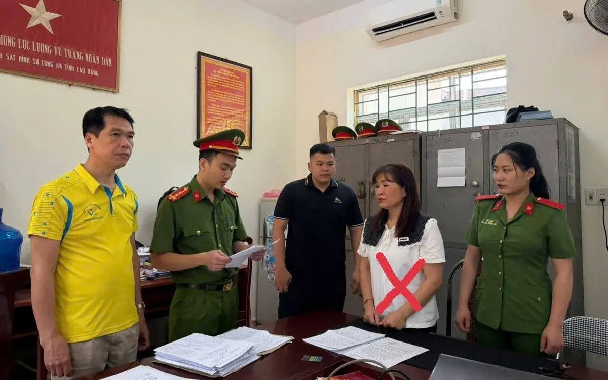 Cơ quan Công an tống đạt quyết định khởi tố, bắt tạm giam đối tượng lừa đảo chiếm đoạt tài sản Nông Thị Túc.