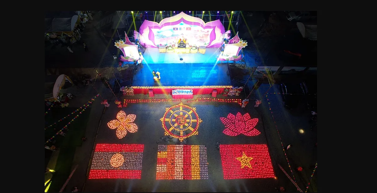 L&agrave;o: Linh thi&ecirc;ng đ&ecirc;m thắp nến cầu nguyện h&ograve;a b&igrave;nh v&agrave; tưởng niệm c&aacute;c Anh h&ugrave;ng liệt sĩ Việt &ndash; L&agrave;o.- Ảnh 1.