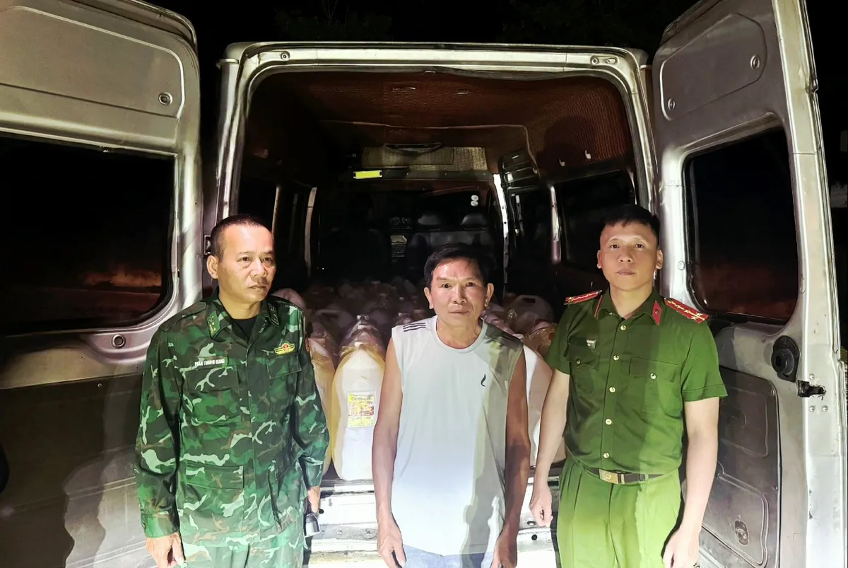 Li&ecirc;n tiếp ph&aacute;t hiện thủ đoạn mới trong bu&ocirc;n lậu xăng dầu v&ugrave;ng bi&ecirc;n - Ảnh 1.