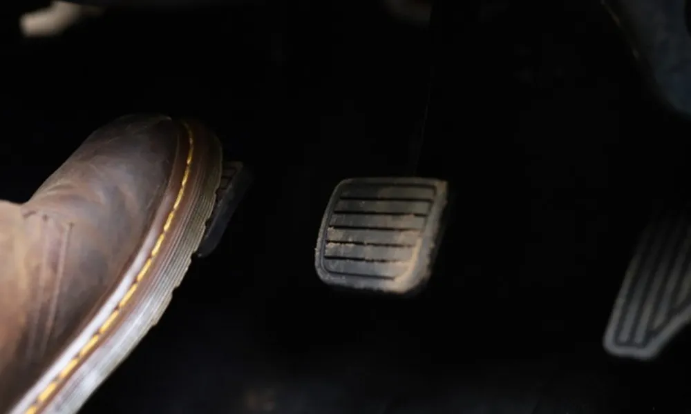 R&agrave; c&ocirc;n: "Kẻ giấu mặt&rdquo; khiến ly hợp xe số s&agrave;n nhanh xuống cấp- Ảnh 1.