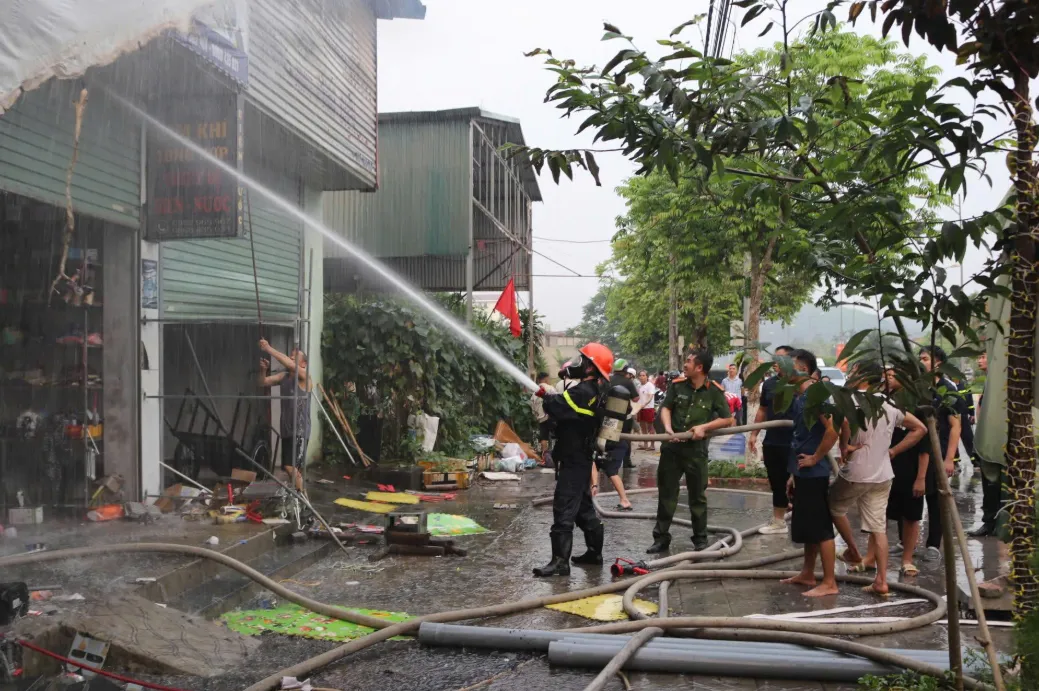 M&acirc;u thuẫn sau ly h&ocirc;n, người đ&agrave;n &ocirc;ng ch&eacute;m người, đốt nh&agrave; h&agrave;ng của vợ cũ- Ảnh 1.