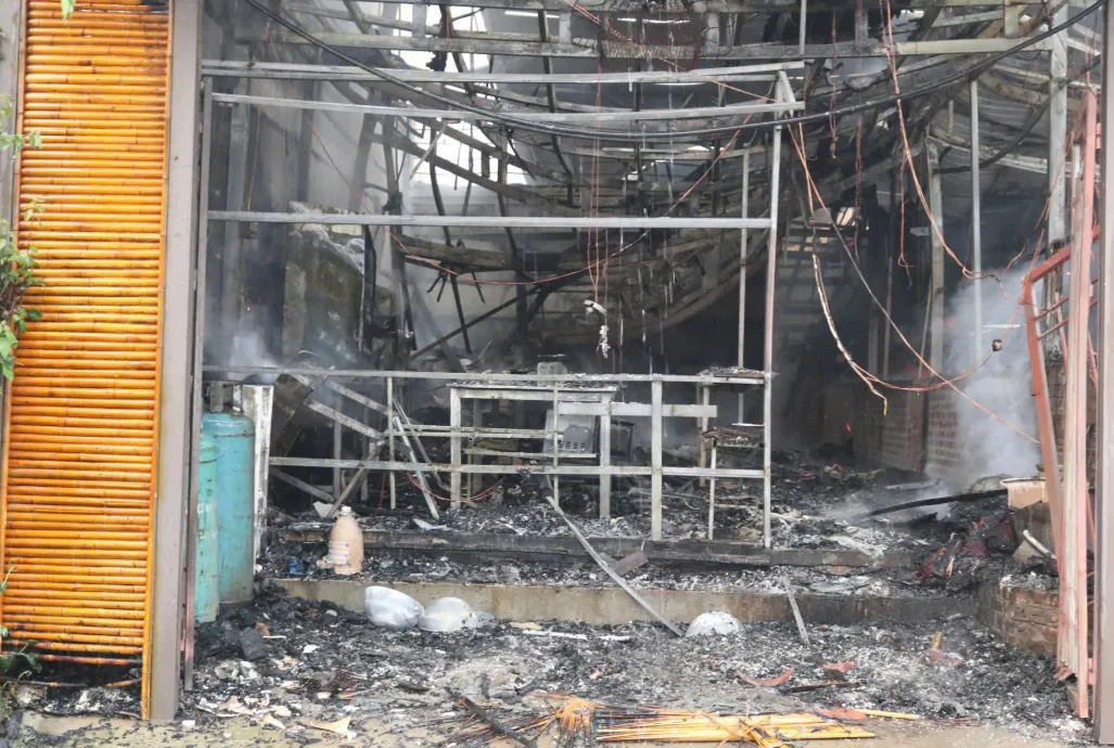 M&acirc;u thuẫn sau ly h&ocirc;n, người đ&agrave;n &ocirc;ng ch&eacute;m người, đốt nh&agrave; h&agrave;ng của vợ cũ- Ảnh 2.