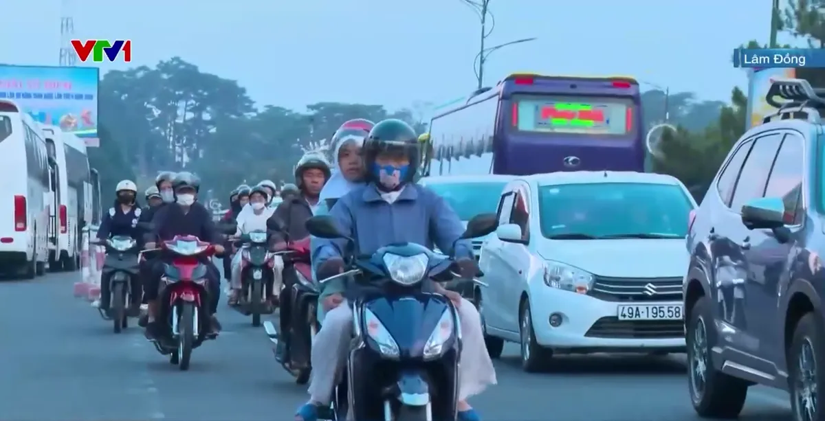 Quá tải bãi đỗ xe tại trung tâm Đà Lạt - Ảnh 2.