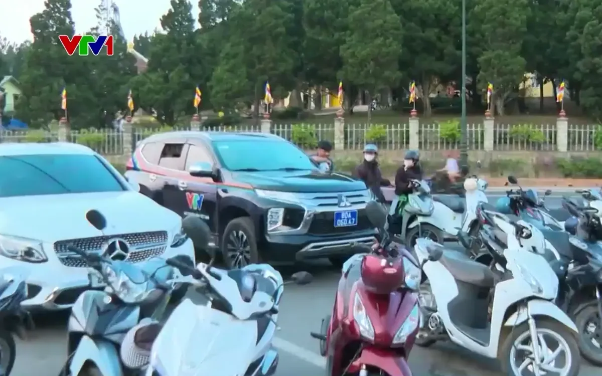 Quá tải bãi đỗ xe tại trung tâm Đà Lạt - Ảnh 1.