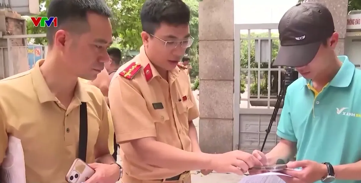 H&agrave; Nội: Tạo thuận lợi giải quyết thủ tục h&agrave;nh ch&iacute;nh giao th&ocirc;ng - Ảnh 1.