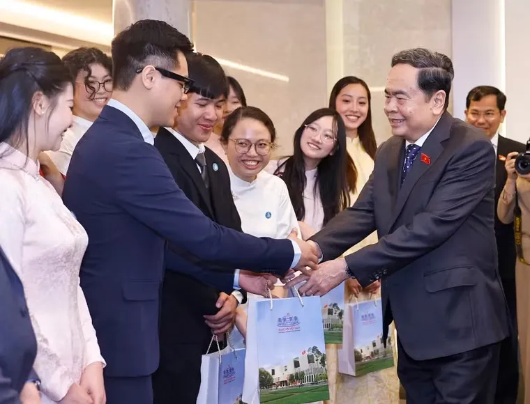 Chủ tịch Quốc hội Trần Thanh Mẫn gặp Hội sinh vi&ecirc;n v&agrave; c&aacute;c lưu học sinh ti&ecirc;u biểu của Việt Nam tại Italia - Ảnh 1.
