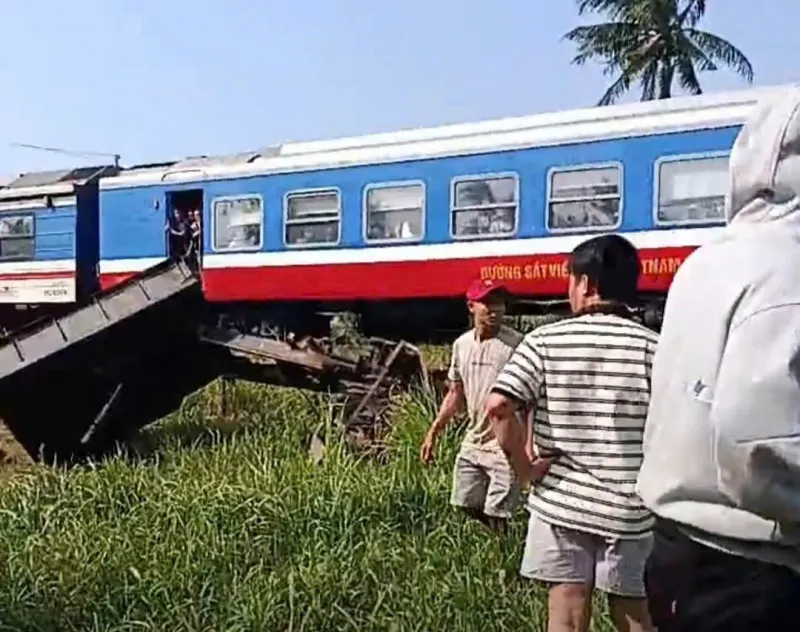 Xe công nông cắt ngang đường ray, 3 ông cháu gặp nạn - Ảnh 1.