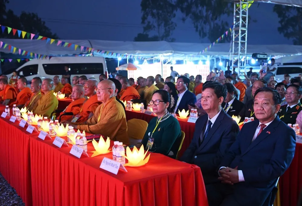 L&agrave;o: Linh thi&ecirc;ng đ&ecirc;m thắp nến cầu nguyện h&ograve;a b&igrave;nh v&agrave; tưởng niệm c&aacute;c Anh h&ugrave;ng liệt sĩ Việt &ndash; L&agrave;o.- Ảnh 3.