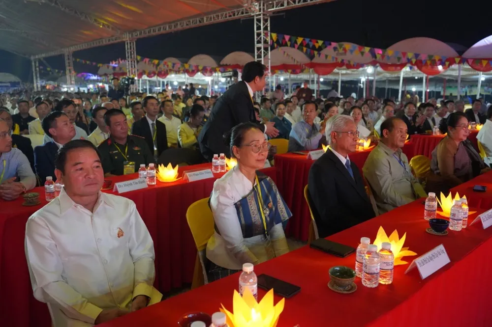 L&agrave;o: Linh thi&ecirc;ng đ&ecirc;m thắp nến cầu nguyện h&ograve;a b&igrave;nh v&agrave; tưởng niệm c&aacute;c Anh h&ugrave;ng liệt sĩ Việt &ndash; L&agrave;o.- Ảnh 4.