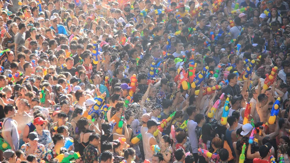 Lễ hội Songkran 2026 bùng nổ khắp Thái Lan, cao điểm vào ngày thứ hai kỳ lễ chính- Ảnh 1. Lễ hội Songkran 2026 bùng nổ khắp Thái Lan, cao điểm vào ngày thứ hai kỳ lễ chính- Ảnh 1.