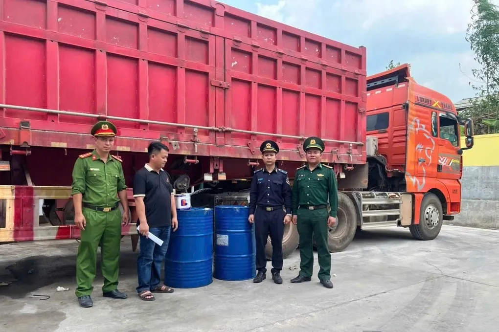 Ph&aacute;t hiện xe đầu k&eacute;o gia cố th&ugrave;ng kim loại, vận chuyển tr&aacute;i ph&eacute;p 400 l&iacute;t dầu diesel qua cửa khẩu Lao Bảo- Ảnh 1.