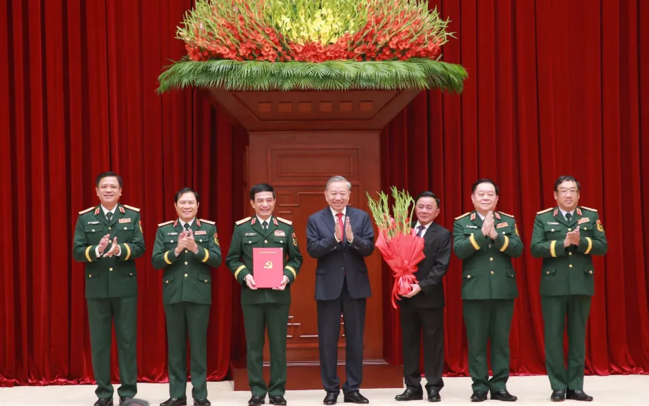 Tổng B&iacute; thư, Chủ tịch nước T&ocirc; L&acirc;m chủ tr&igrave; Hội nghị c&ocirc;ng bố c&aacute;c Quyết định của Bộ Ch&iacute;nh trị về c&ocirc;ng t&aacute;c c&aacute;n bộ - Ảnh 1.