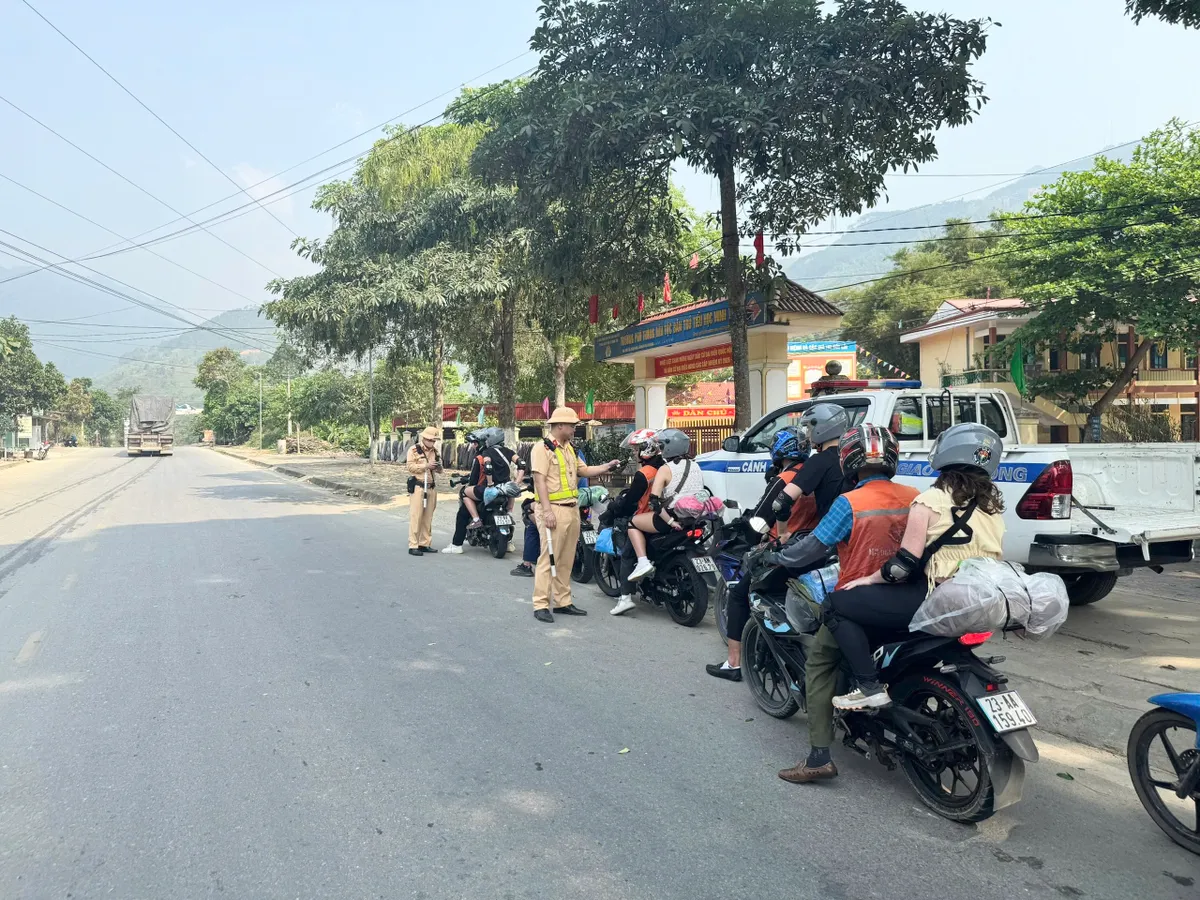 CSGT tỉnh Tuyên Quang kiểm tra nồng độ cồn du khách nước ngoài trên cung đường vùng cao - Ảnh 3.