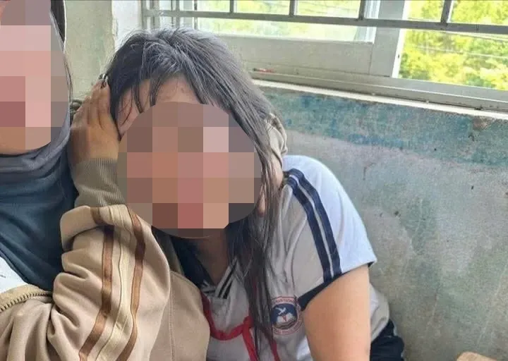 Nữ sinh lớp 7 ở Quảng Ngãi bị nhóm nam sinh đánh hội đồng - Ảnh 1.