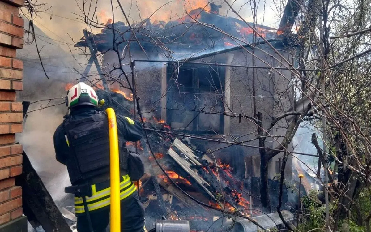 Quân đội Ukraine cho biết họ ghi nhận gần 2.300 vụ vi phạm, trong khi phía Nga tuyên bố gần 2.000 vụ vi phạm đã xảy ra tính đến sáng 12/4 (Ảnh: State Emergency Service of Ukraine)