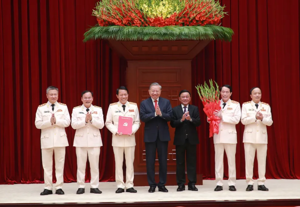 Tổng B&iacute; thư, Chủ tịch nước T&ocirc; L&acirc;m chủ tr&igrave; Hội nghị c&ocirc;ng bố c&aacute;c Quyết định của Bộ Ch&iacute;nh trị về c&ocirc;ng t&aacute;c c&aacute;n bộ - Ảnh 2.
