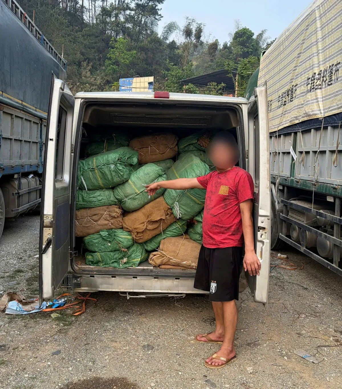 Cao Bằng: Ph&aacute;t hiện, thu giữ hơn 5 tấn nguy&ecirc;n liệu thuốc l&aacute; kh&ocirc;ng r&otilde; nguồn gốc - Ảnh 1.