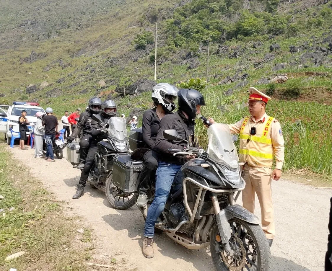 CSGT tỉnh Tuyên Quang kiểm tra nồng độ cồn du khách nước ngoài trên cung đường vùng cao - Ảnh 2.