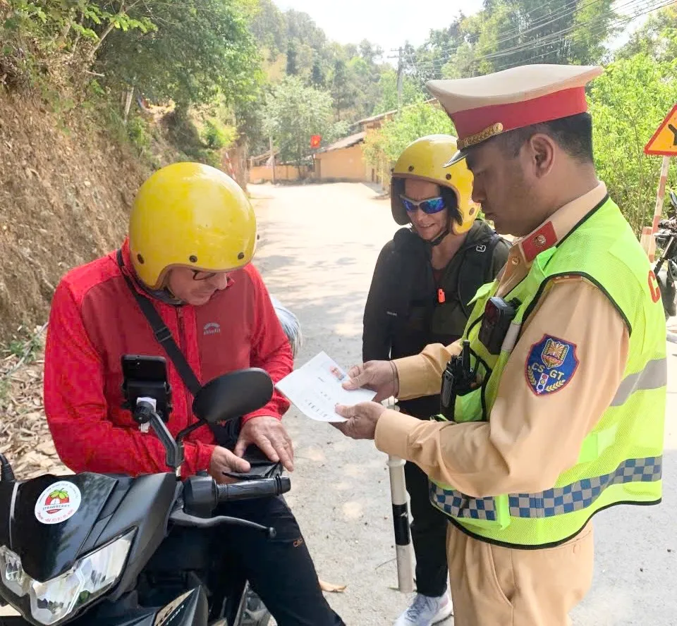 CSGT tỉnh Tuyên Quang kiểm tra nồng độ cồn du khách nước ngoài trên cung đường vùng cao - Ảnh 1.