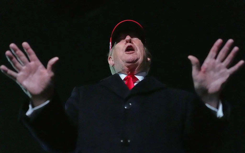 Tổng thống Mỹ Donald Trump phát biểu với phóng viên tại căn cứ Andrews, bang Maryland ngày 12/4/2026. (Ảnh: AP)