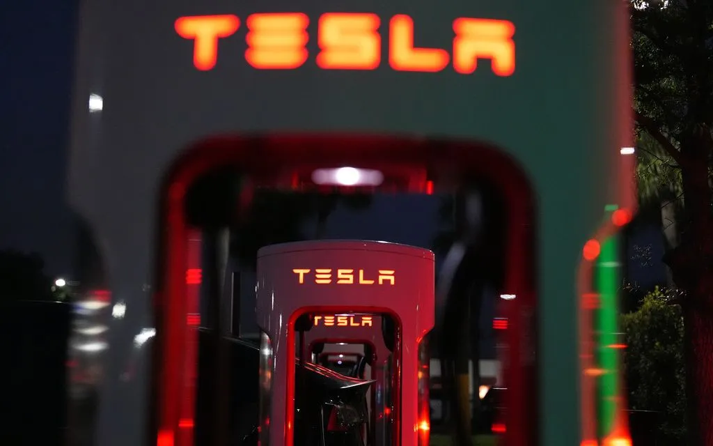 Một xe điện sạc tại trạm Tesla Supercharger ở khu Kendall, Miami ngày 2/4/2026. (Ảnh: AP)