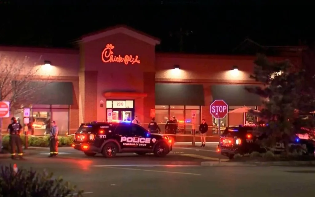 Cảnh sát có mặt tại hiện trường vụ xả súng tại nhà hàng Chick-fil-A, ở Union, bang New Jersey (Ảnh: WABC/AP)