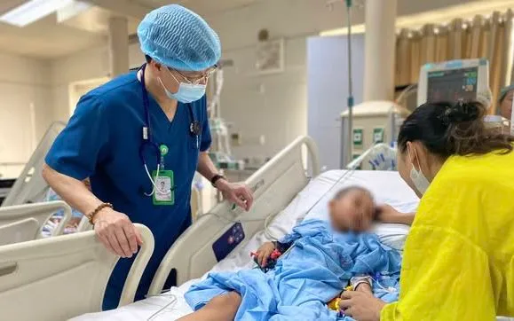 Bé trai được theo dõi tại bệnh viện. Ảnh: BVCC