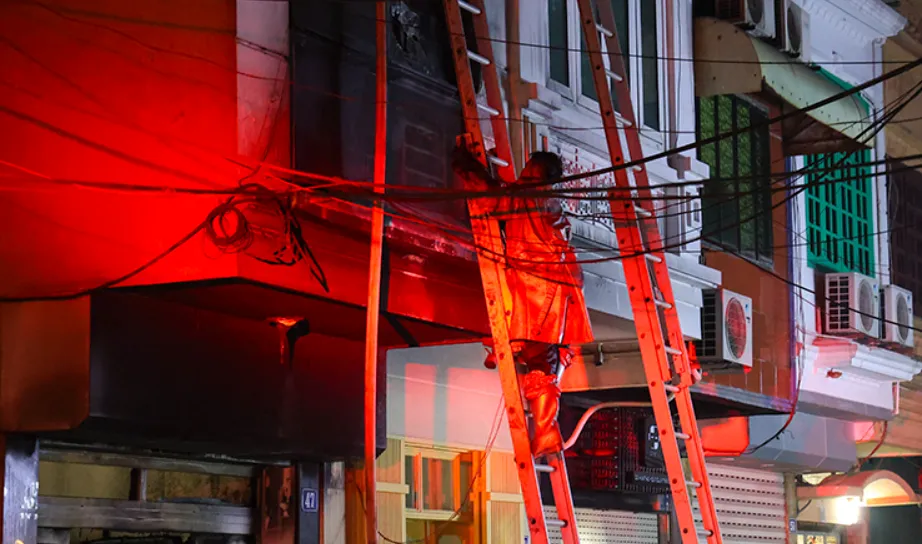 Cháy nhà 5 tầng trong đêm ở Hà Nội, kịp thời cứu 5 người mắc kẹt- Ảnh 1. Cháy nhà 5 tầng trong đêm ở Hà Nội, kịp thời cứu 5 người mắc kẹt- Ảnh 1.