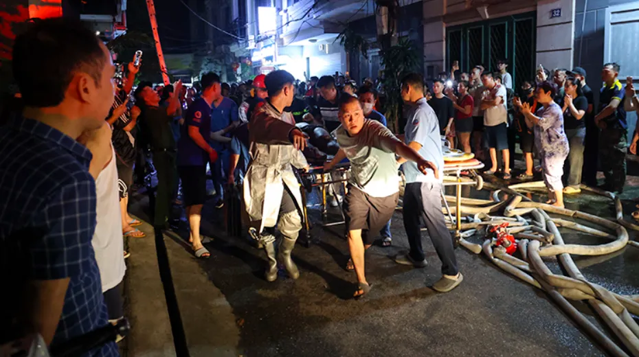 Cháy nhà 5 tầng trong đêm ở Hà Nội, kịp thời cứu 5 người mắc kẹt- Ảnh 5. Cháy nhà 5 tầng trong đêm ở Hà Nội, kịp thời cứu 5 người mắc kẹt- Ảnh 5.