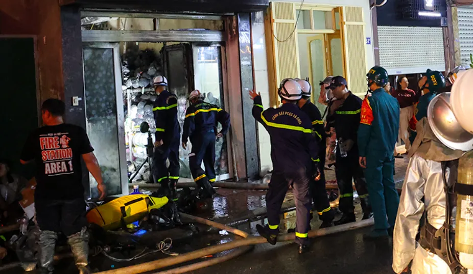 Cháy nhà 5 tầng trong đêm ở Hà Nội, kịp thời cứu 5 người mắc kẹt- Ảnh 4. Cháy nhà 5 tầng trong đêm ở Hà Nội, kịp thời cứu 5 người mắc kẹt- Ảnh 4.