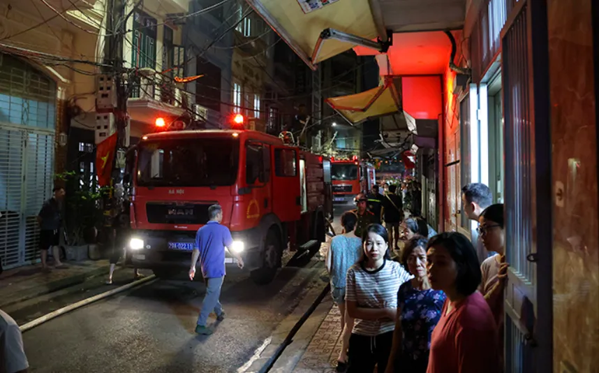 Cháy nhà 5 tầng trong đêm ở Hà Nội, kịp thời cứu 5 người mắc kẹt- Ảnh 3. Cháy nhà 5 tầng trong đêm ở Hà Nội, kịp thời cứu 5 người mắc kẹt- Ảnh 3.