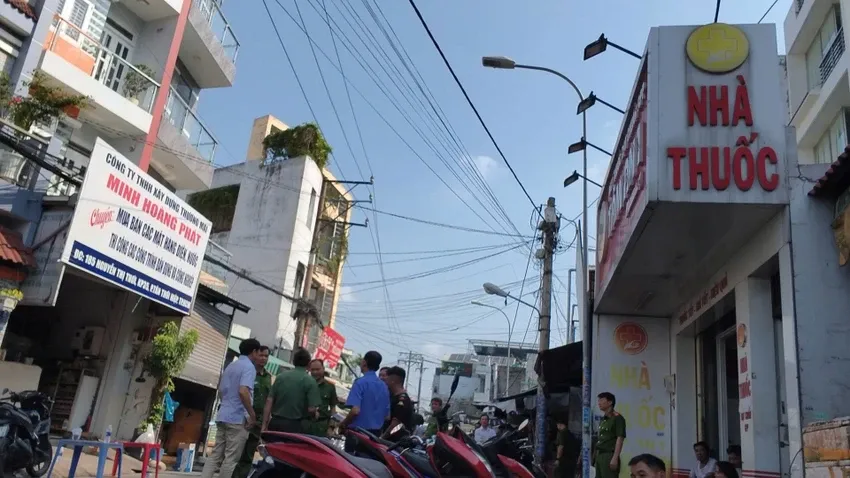 Vụ cháy dãy nhà trọ ở TP Hồ Chí Minh: Lối thoát hiểm duy nhất bị bịt kín bởi nhiều xe máy - Ảnh 1.