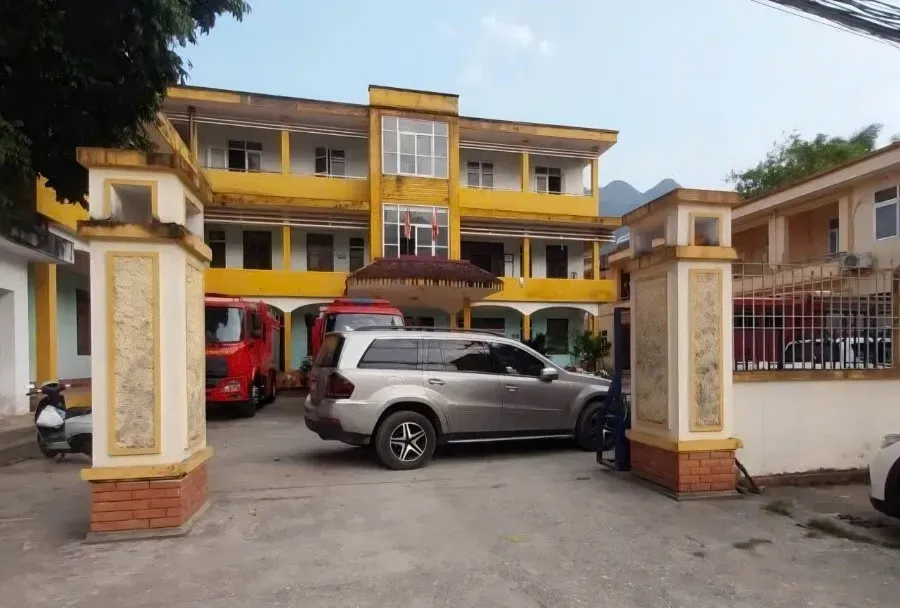 Khởi tố đối tượng chiếm giữ hồ sơ, d&ugrave;ng &ocirc; t&ocirc; chặn cổng Trạm CSGT T&acirc;n Lạc- Ảnh 2.