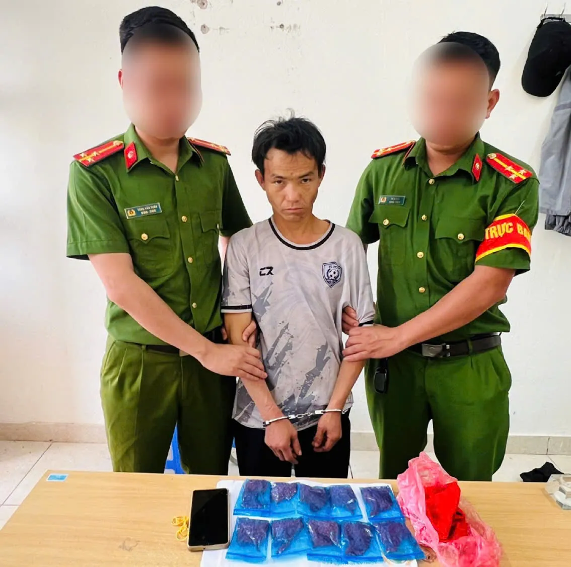 Bắt quả tang đối tượng mua b&aacute;n 2.000 vi&ecirc;n hồng phiến, khởi tố th&ecirc;m bị can g&acirc;y rối trật tự c&ocirc;ng cộng- Ảnh 1.