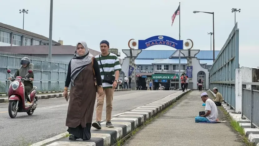 Malaysia tạm giữ 34 học sinh vượt biên trái phép để đi học- Ảnh 1. Malaysia tạm giữ 34 học sinh vượt biên trái phép để đi học- Ảnh 1.