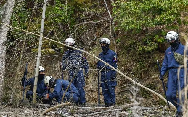 Cảnh sát tìm kiếm tại khu vực Nantan, tỉnh Kyoto, nơi phát hiện đôi giày nghi của bé trai mất tích ngày 13/4/2026. (Ảnh: Kyodo)