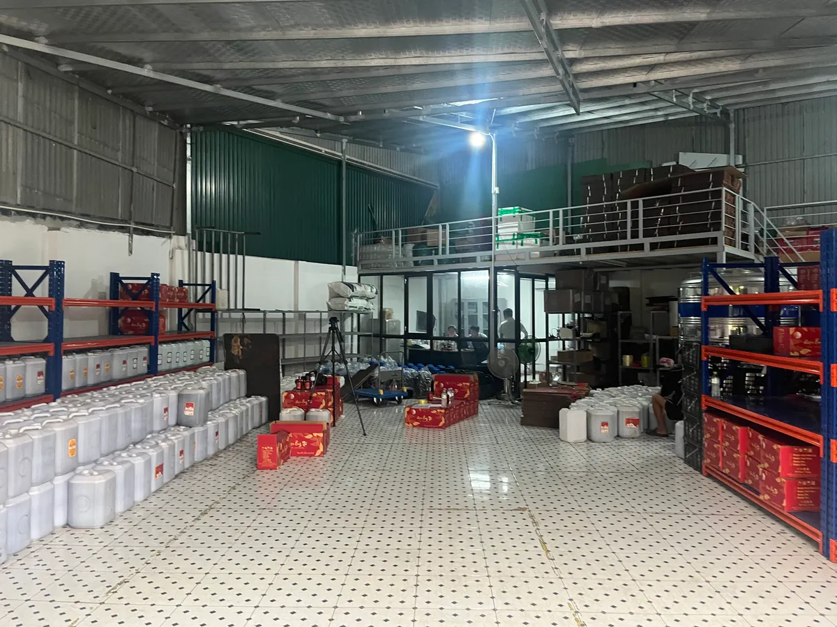 Ph&aacute;t hiện điểm chứa trữ gần 9.000 l&iacute;t rượu c&oacute; dấu hiệu vi phạm tại H&agrave; Nội  - Ảnh 1.