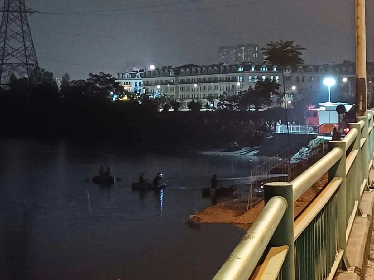 Hai thanh thiếu ni&ecirc;n đuối nước dưới hồ Y&ecirc;n Sở, H&agrave; Nội- Ảnh 1.