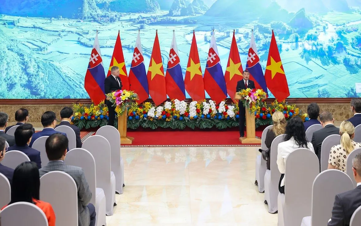 Thủ tướng Chính phủ Lê Minh Hưng và Thủ tướng Cộng hòa Slovakia Robert Fico gặp gỡ báo chí - Ảnh: VGP/Nhật Bắc