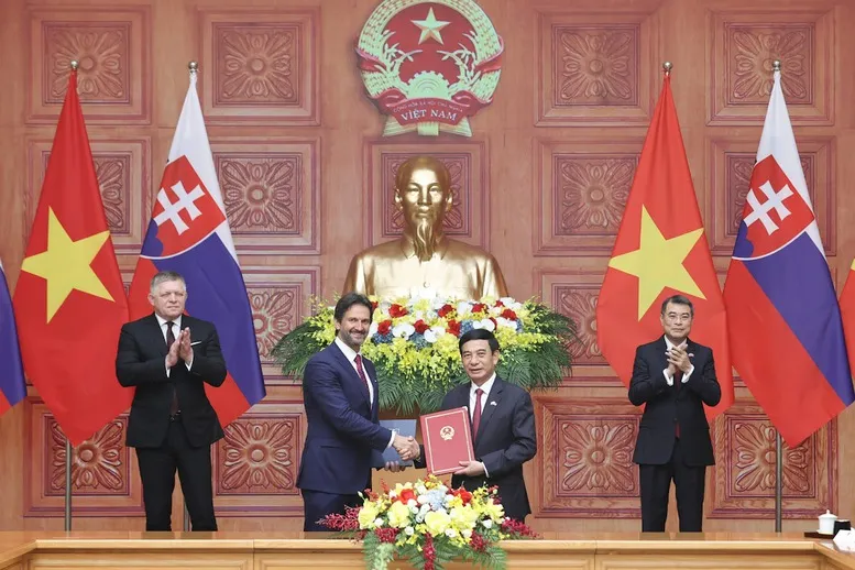Việt Nam, Slovakia trao nhiều văn kiện hợp t&aacute;c quan trọng - Ảnh 1.