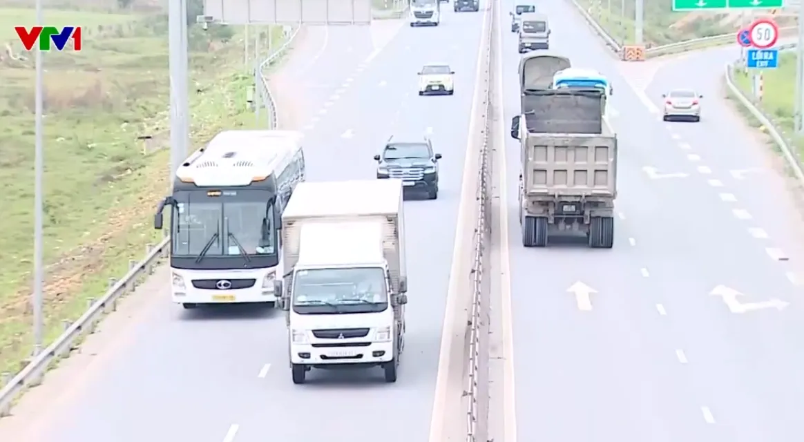 Nâng cao ý thức, kỹ năng lái xe trên cao tốc để giảm tai nạn - Ảnh 1.