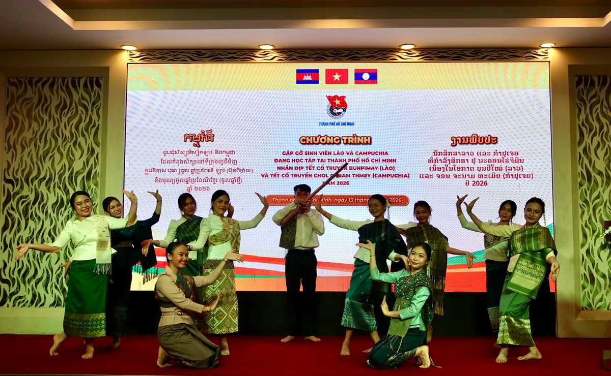 L&atilde;nh đạo TP Hồ Ch&iacute; Minh gặp gỡ, ch&uacute;c Tết sinh vi&ecirc;n L&agrave;o v&agrave; Campuchia - Ảnh 8.