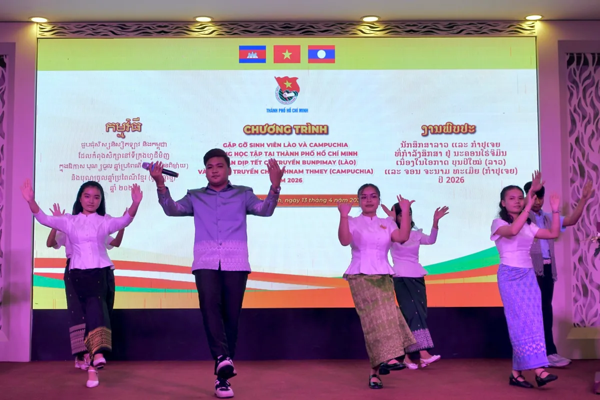 L&atilde;nh đạo TP Hồ Ch&iacute; Minh gặp gỡ, ch&uacute;c Tết sinh vi&ecirc;n L&agrave;o v&agrave; Campuchia - Ảnh 9.