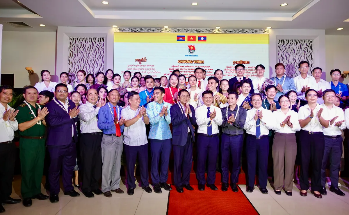 L&atilde;nh đạo TP Hồ Ch&iacute; Minh gặp gỡ, ch&uacute;c Tết sinh vi&ecirc;n L&agrave;o v&agrave; Campuchia - Ảnh 10.