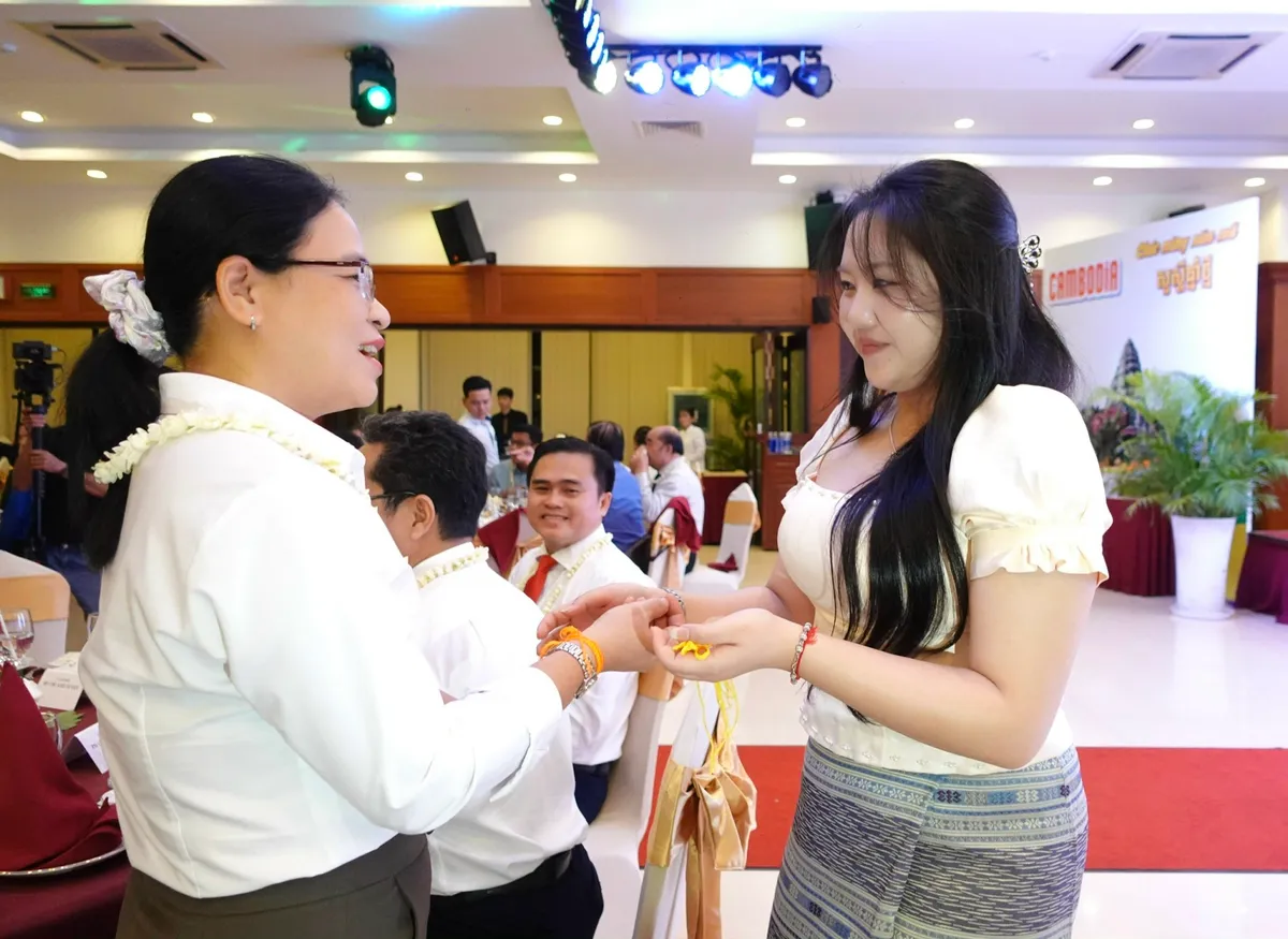 L&atilde;nh đạo TP Hồ Ch&iacute; Minh gặp gỡ, ch&uacute;c Tết sinh vi&ecirc;n L&agrave;o v&agrave; Campuchia - Ảnh 3.