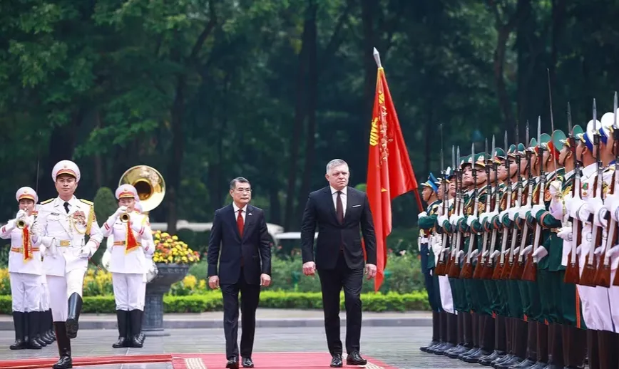 Thủ tướng L&ecirc; Minh Hưng chủ tr&igrave; Lễ đ&oacute;n Thủ tướng Slovakia thăm ch&iacute;nh thức Việt Nam - Ảnh 2.