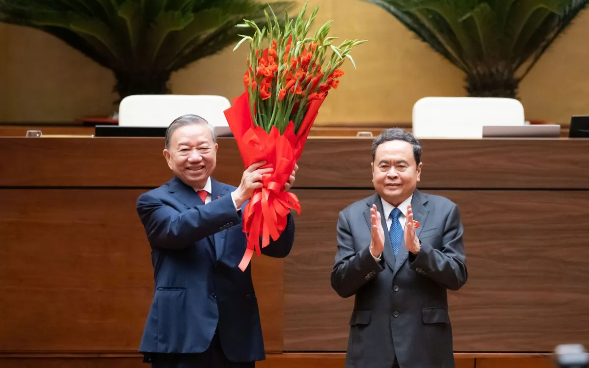 Chủ tịch Quốc hội Trần Thanh Mẫn tặng hoa chúc mừng Tổng Bí thư, Chủ tịch nước Tô Lâm