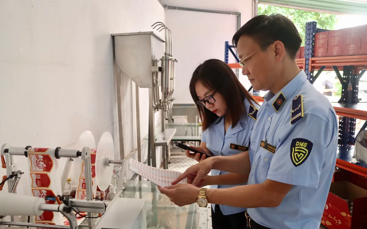 Lực lượng chức năng tiến hành kiểm tra điểm chứa trữ, kinh doanh rượu tại xã Phù Đổng, TP. Hà Nội