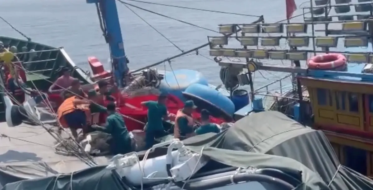 Hải đội Dân quân trật tự Đà Nẵng kịp thời cứu hộ tàu cá ngư dân gặp nạn- Ảnh 4. Hải đội Dân quân trật tự Đà Nẵng kịp thời cứu hộ tàu cá ngư dân gặp nạn- Ảnh 4.