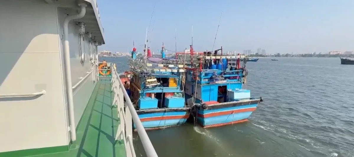 Hải đội Dân quân trật tự Đà Nẵng kịp thời cứu hộ tàu cá ngư dân gặp nạn- Ảnh 3. Hải đội Dân quân trật tự Đà Nẵng kịp thời cứu hộ tàu cá ngư dân gặp nạn- Ảnh 3.